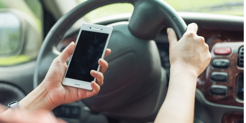 Rząd Wielkiej Brytanii zaostrza przepisy w związku z używaniem telefonu podczas jazdy samochodem