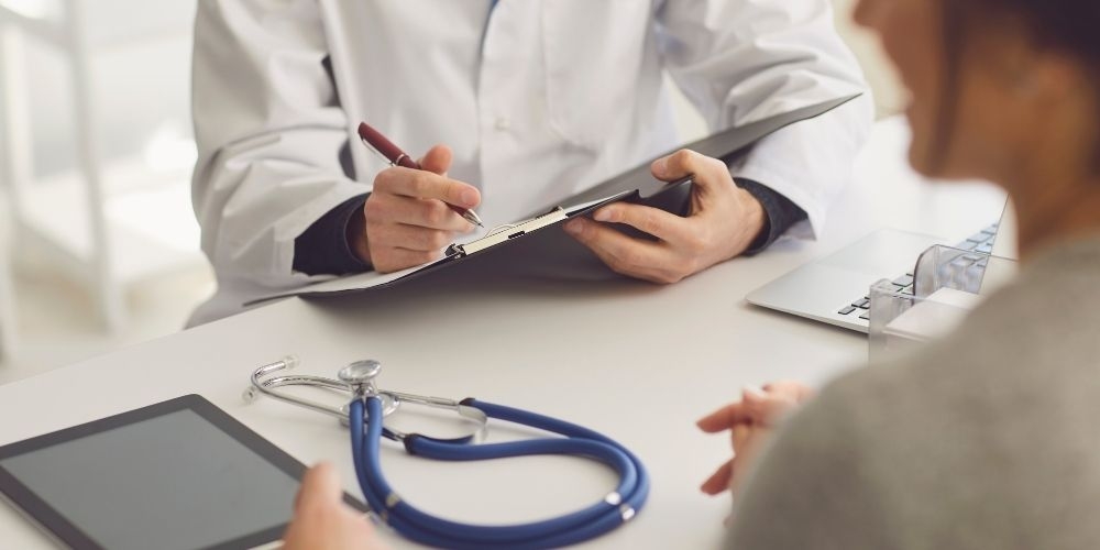 Lekarze GP w Anglii będą przyjmować także wieczorami i w weekendy