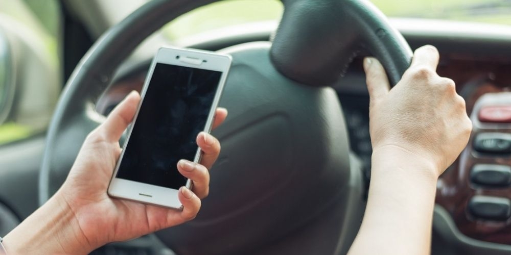  Rząd Wielkiej Brytanii zaostrza przepisy w związku z używaniem telefonu podczas jazdy samochodem